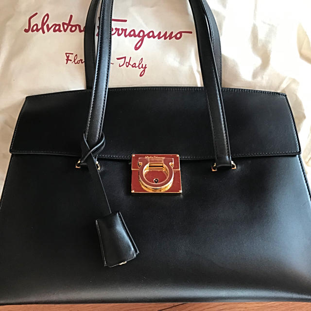 Salvatore Ferragamo(サルヴァトーレフェラガモ)のFerragamo 16AW マラ ガンチーニ トートバッグ_NERO レディースのバッグ(トートバッグ)の商品写真