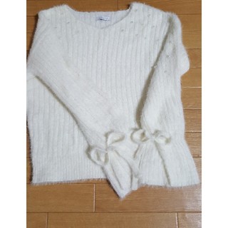 オリーブデオリーブ(OLIVEdesOLIVE)の白のふわふわ小さなビーズ付きセーター(ニット/セーター)