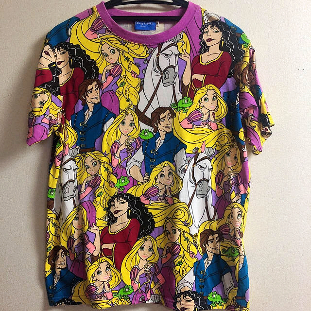 Disney(ディズニー)の× ディズニー総柄Tシャツ × ラプンツェル× Ｍサイズ レディースのトップス(Tシャツ(半袖/袖なし))の商品写真