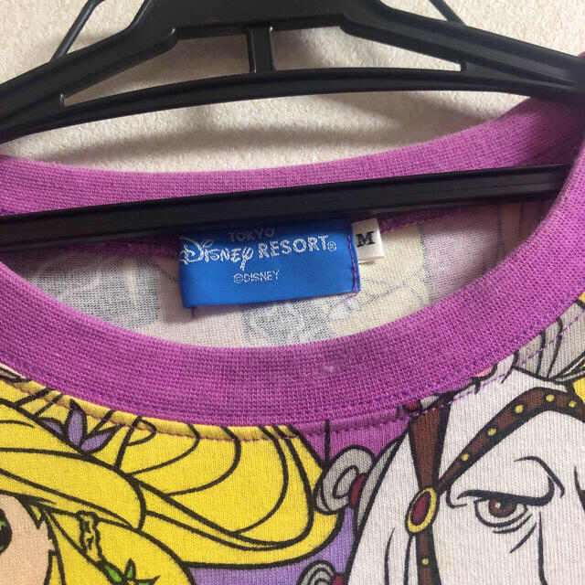 Disney(ディズニー)の× ディズニー総柄Tシャツ × ラプンツェル× Ｍサイズ レディースのトップス(Tシャツ(半袖/袖なし))の商品写真