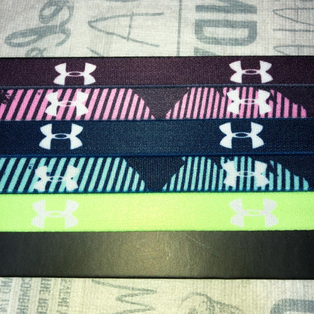 UNDER ARMOUR(アンダーアーマー)の専用　アンダーアーマー  HEADBANDS ゴムバンド 5本セット スポーツ/アウトドアのトレーニング/エクササイズ(トレーニング用品)の商品写真