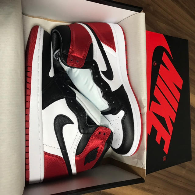 AIR JORDAN 1 SATIN “BLACK TOE”