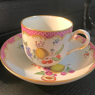 マイセン(MEISSEN)の鱗紋 ピンクスケール 旧画法 フルーツ&フラワーカップ&ソーサー(食器)
