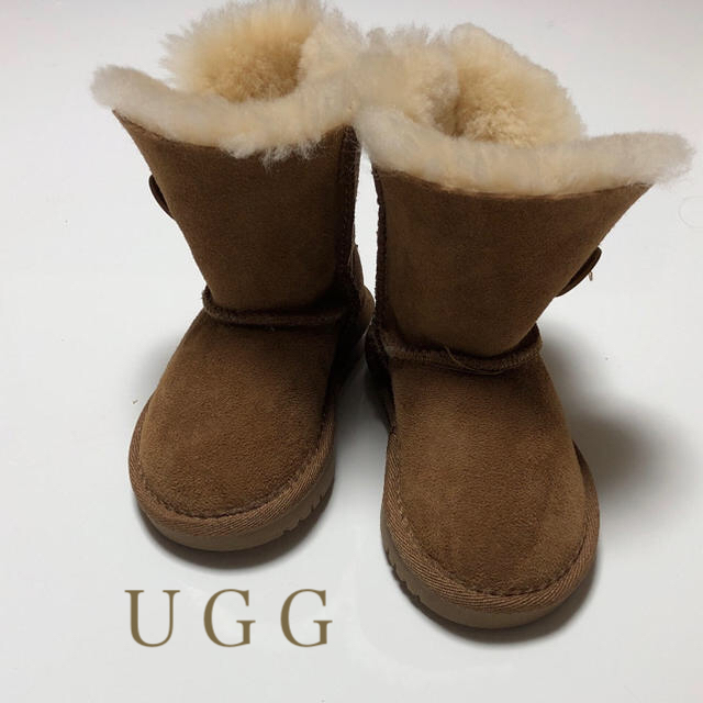 UGG(アグ)の新品 未使用 UGG キッズ  ブーツ キッズ/ベビー/マタニティのキッズ靴/シューズ(15cm~)(ブーツ)の商品写真