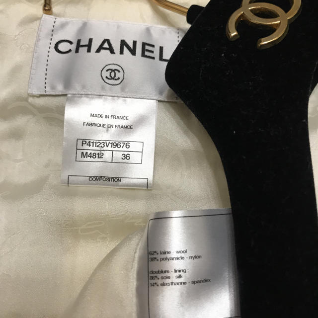 CHANEL(シャネル)のCHANEL●美品●トリコロールのブレード●ココボタン●ジャケット レディースのジャケット/アウター(ノーカラージャケット)の商品写真