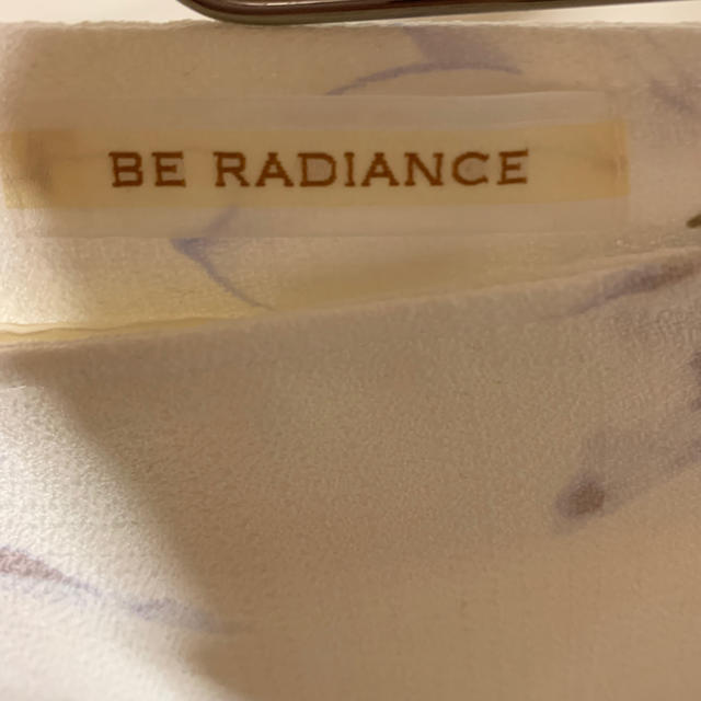 BE RADIANCE(ビーラディエンス)のスカート 花柄 白 ミニ丈  ビーラディエンス レディースのスカート(ミニスカート)の商品写真