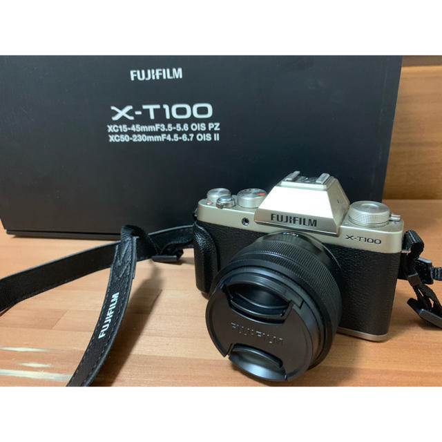 富士フイルム(フジフイルム)のFUJIFILM X-T100 ダブルズームレンズキット ゴールド 一眼 スマホ/家電/カメラのカメラ(ミラーレス一眼)の商品写真