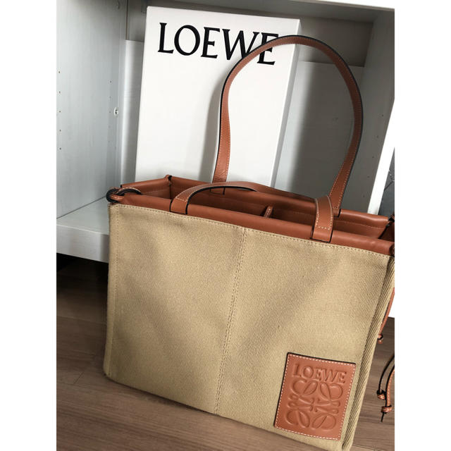 LOEWE(ロエベ)のロエベ クッショントート loewe cord レディースのバッグ(トートバッグ)の商品写真