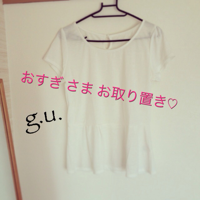 GU(ジーユー)の【 26日までお取り置き 】 レディースのトップス(Tシャツ(半袖/袖なし))の商品写真