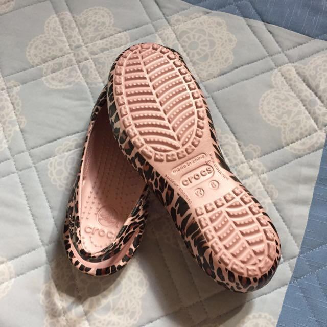 crocs(クロックス)のクロックス ヒョウ柄 ピンク レディースの靴/シューズ(サンダル)の商品写真