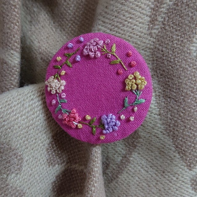 刺繍ブローチ 小花 レディースのアクセサリー(ブローチ/コサージュ)の商品写真