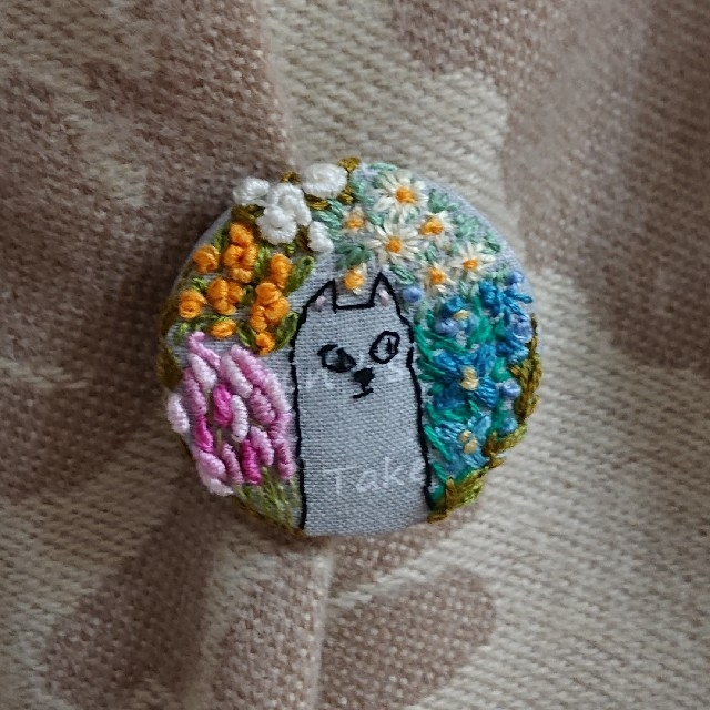 刺繍ブローチ お花と猫 レディースのアクセサリー(ブローチ/コサージュ)の商品写真