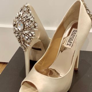 ジミーチュウ(JIMMY CHOO)の新品！バッジェリーミシュカ kiara 23.0cm アイボリー US6(ハイヒール/パンプス)