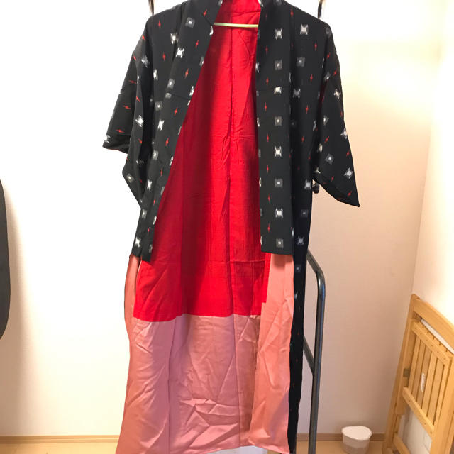 黒地x白・赤模様の着物 レディースの水着/浴衣(着物)の商品写真