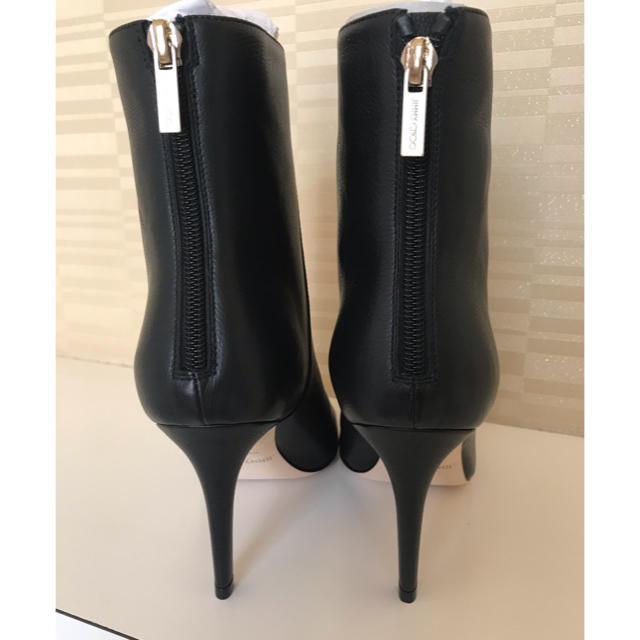 JIMMY CHOO(ジミーチュウ)の新品未使用ジミーチュウ.黒ハーフブーツ36.5 レディースの靴/シューズ(ブーツ)の商品写真