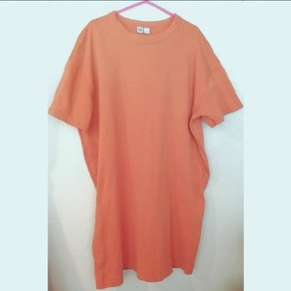 ユニクロ(UNIQLO)のTワンピース　オーバーサイズTシャツ　UNIQLO U　オレンジ　Lサイズ(ひざ丈ワンピース)