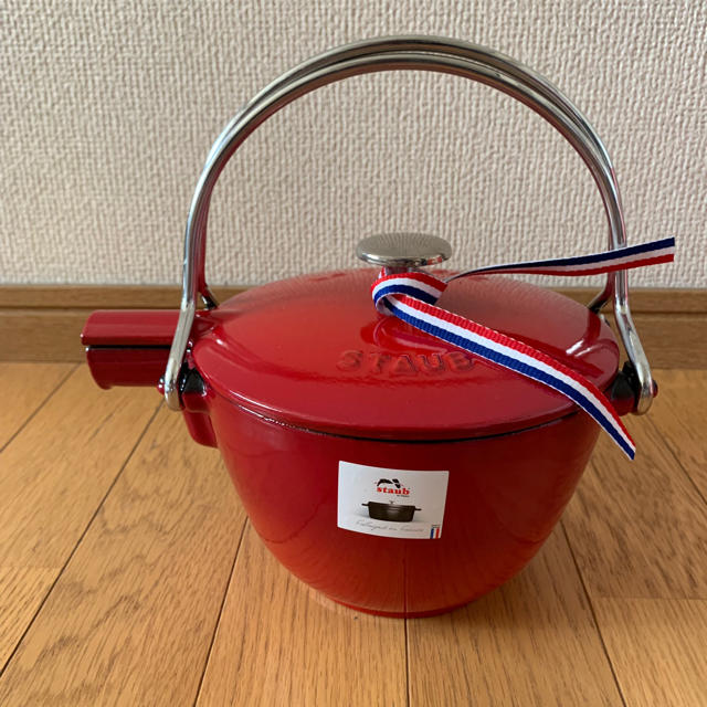 STAUB(ストウブ)のdreami様専用【新品未使用】ストウブ やかん 赤 インテリア/住まい/日用品のキッチン/食器(調理道具/製菓道具)の商品写真