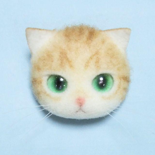 羊毛フェルト　猫　お顔ブローチ ハンドメイドのアクセサリー(コサージュ/ブローチ)の商品写真