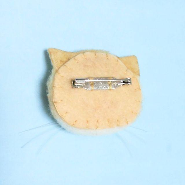 羊毛フェルト　猫　お顔ブローチ ハンドメイドのアクセサリー(コサージュ/ブローチ)の商品写真