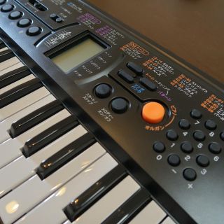 カシオ(CASIO)のCASIO 44ミニ鍵盤 電子キーボード SA-76 ブラック&オレンジ(キーボード/シンセサイザー)