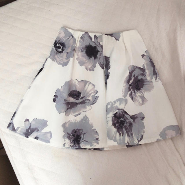 Delyle NOIR(デイライルノアール)のDelyle NOIR モノトーン 花柄スカート レディースのスカート(ミニスカート)の商品写真