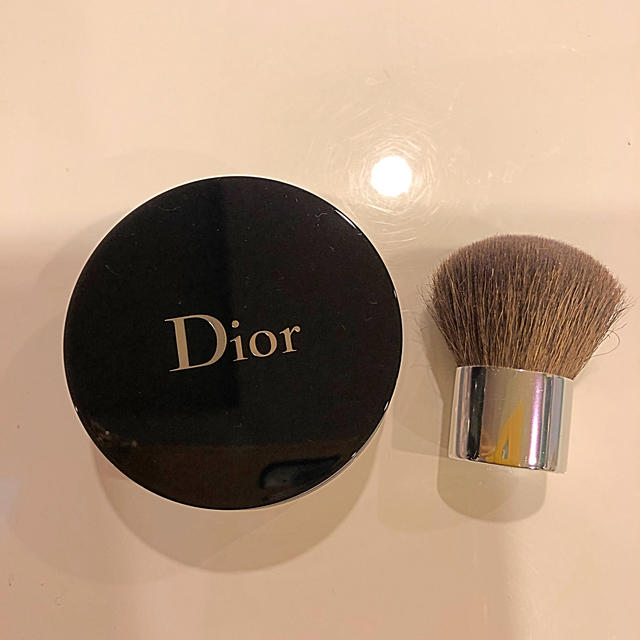 Dior(ディオール)のディオールスキンフォーエヴァーコントロールルースパウダー001 コスメ/美容のベースメイク/化粧品(フェイスパウダー)の商品写真