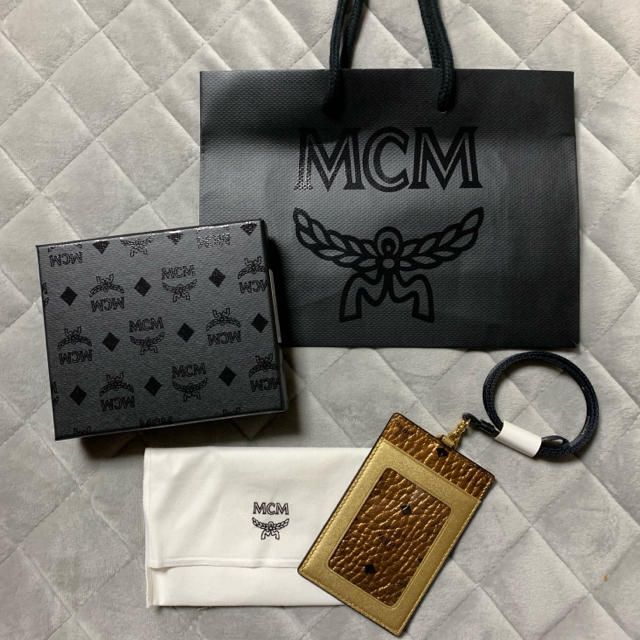 MCM(エムシーエム)のMCM カードケース パスケース 社員証 ゴールド 未使用 エムシーエム レディースのファッション小物(パスケース/IDカードホルダー)の商品写真