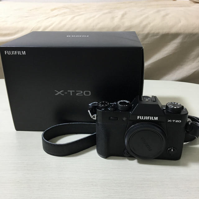 富士フイルム(フジフイルム)のX-T20 ボディ ブラック スマホ/家電/カメラのカメラ(ミラーレス一眼)の商品写真