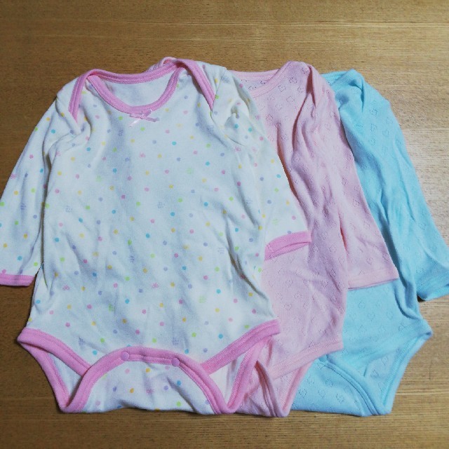 西松屋(ニシマツヤ)のロンパース　下着　80㎝　3枚　長袖　女の子　 キッズ/ベビー/マタニティのベビー服(~85cm)(肌着/下着)の商品写真