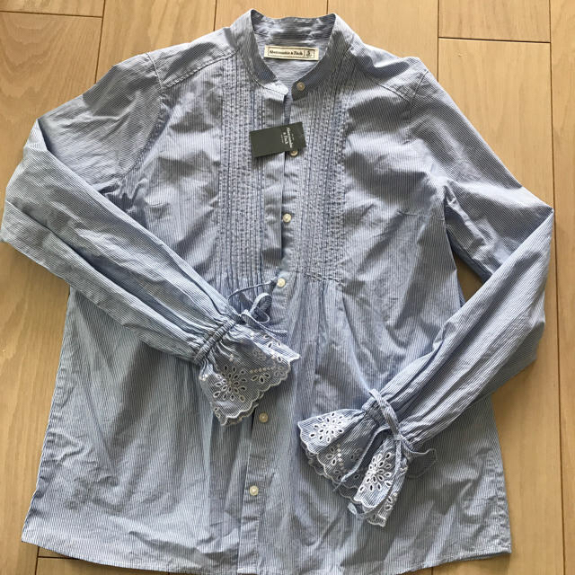 Abercrombie&Fitch(アバクロンビーアンドフィッチ)のタグ付き アバクロ  ストライプ シャツ レディースのトップス(シャツ/ブラウス(長袖/七分))の商品写真