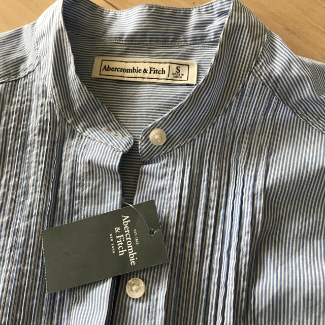 Abercrombie&Fitch(アバクロンビーアンドフィッチ)のタグ付き アバクロ  ストライプ シャツ レディースのトップス(シャツ/ブラウス(長袖/七分))の商品写真