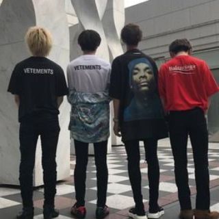 バレンシアガ(Balenciaga)のVetements tシャツ mサイズ 黒  破格(Tシャツ/カットソー(半袖/袖なし))