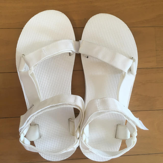 Teva(テバ)のTEVA teva オリジナルユニバーサル ホワイト 白 23cm レディースの靴/シューズ(サンダル)の商品写真