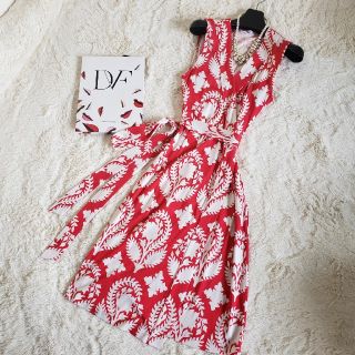 ダイアンフォンファステンバーグ(DIANE von FURSTENBERG)の［新品未使用］ダイアンフォン”大人華やかデザインが美しい”ラップワンピース(ひざ丈ワンピース)