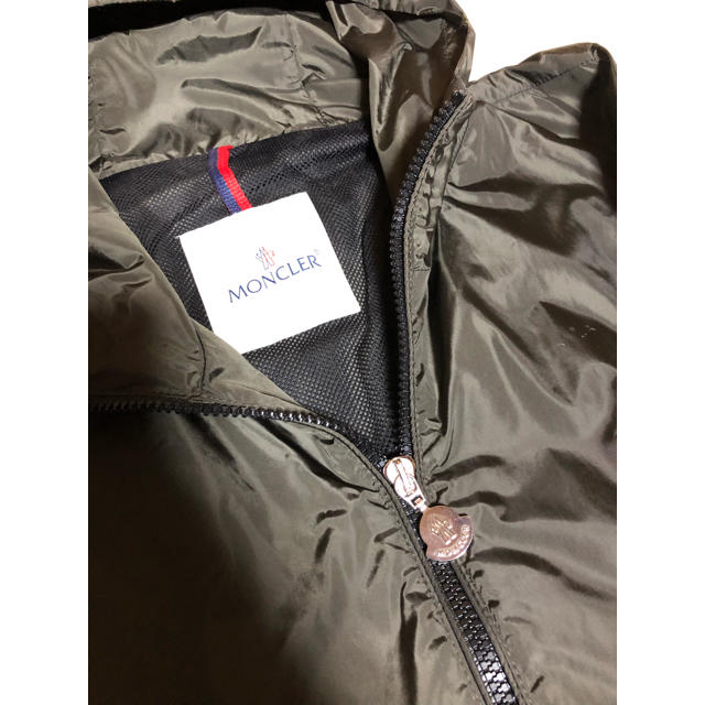 MONCLER(モンクレール)のモンクレール ナイロンパーカー カーキ サイズ1 レディースのジャケット/アウター(ナイロンジャケット)の商品写真