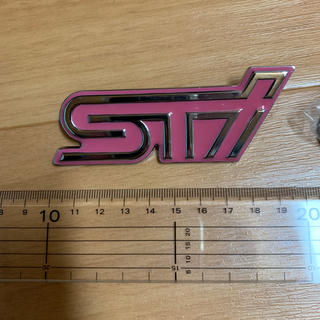 スバル(スバル)のスバル STI エンブレム チェリーピンク色 ネジで取り付けるタイプ(汎用パーツ)