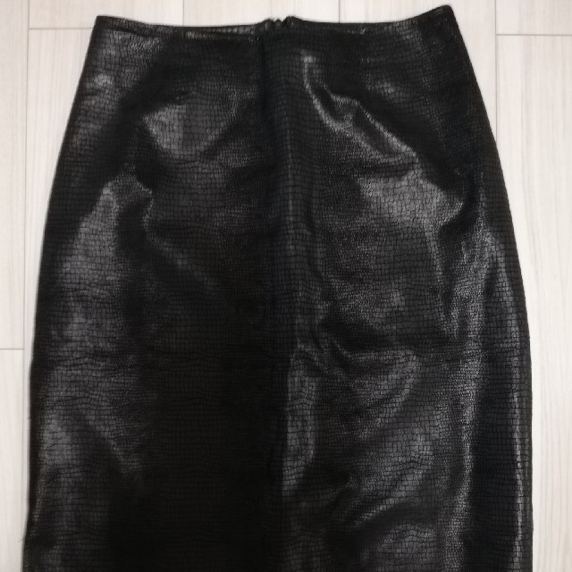 クロコダイル革のタイトスカート膝丈
