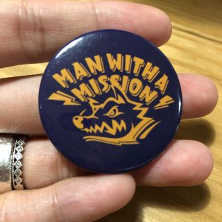 マンウィズアミッション(MAN WITH A MISSION)のMWAM 缶バッジ ネイビー×オレンジ マンウィズ(ミュージシャン)