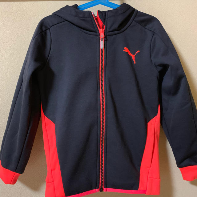 PUMA(プーマ)のPUMA プーマ パーカー 黒 オレンジ キッズ/ベビー/マタニティのキッズ服男の子用(90cm~)(ジャケット/上着)の商品写真