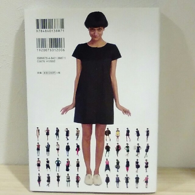 美品　NY流シーナのブラックドレスで365日 エンタメ/ホビーの本(ファッション/美容)の商品写真