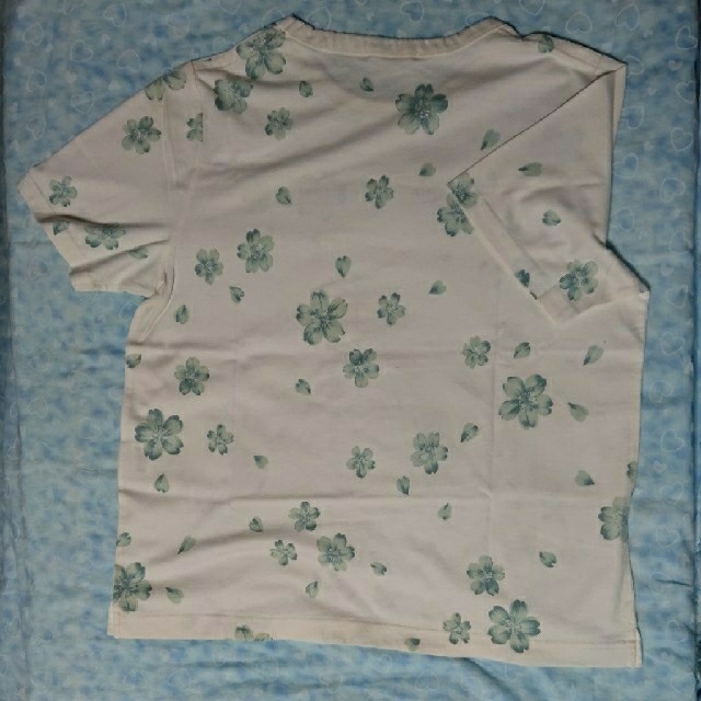 Tシャツ 白地に ブルー花柄 綿１００% 生地しっかり  サイズＬＬ レディースのトップス(Tシャツ(半袖/袖なし))の商品写真