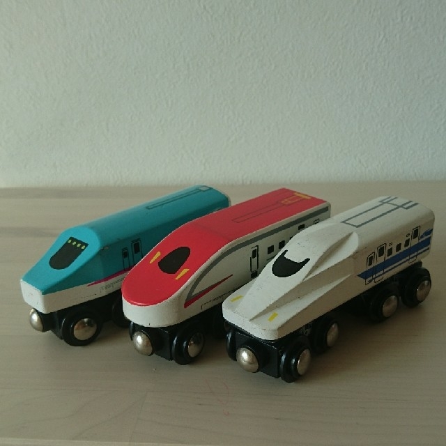 トイザらス(トイザラス)のおもちゃ 電車 木製 磁石 セット 新幹線 はやぶさ こまち N700系 キッズ/ベビー/マタニティのおもちゃ(電車のおもちゃ/車)の商品写真