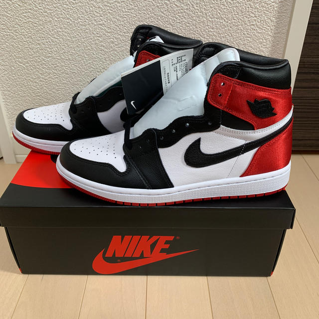 NIKE(ナイキ)のNIKE WMNS AIR JORDAN 1 SATIN BLACK TOE レディースの靴/シューズ(スニーカー)の商品写真