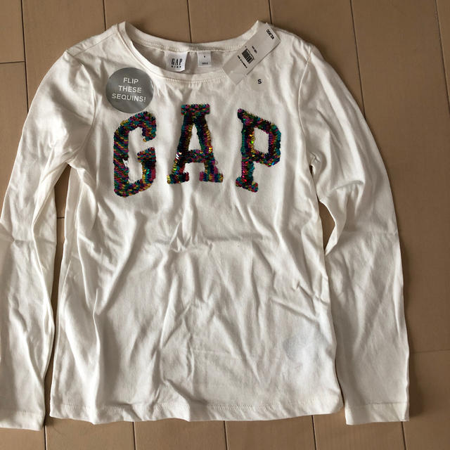 GAP Kids(ギャップキッズ)のgap  白ロンT  120センチ 未使用 ギャップ キラキラ  キッズ/ベビー/マタニティのキッズ服女の子用(90cm~)(Tシャツ/カットソー)の商品写真