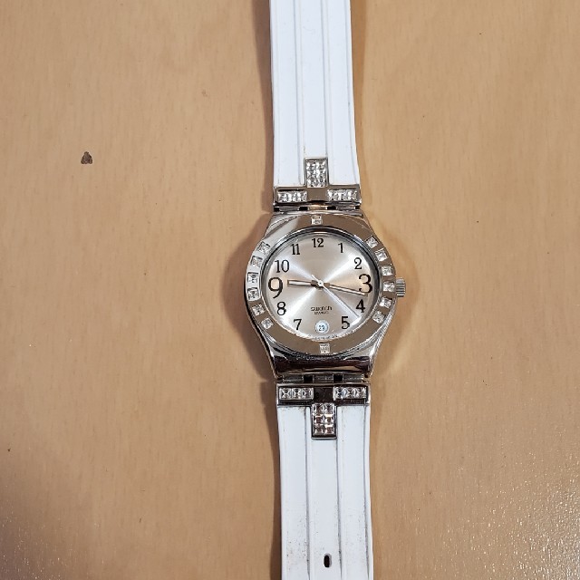 swatch(スウォッチ)のswatch 腕時計　ラインストーン　中古品　白 レディースのファッション小物(腕時計)の商品写真