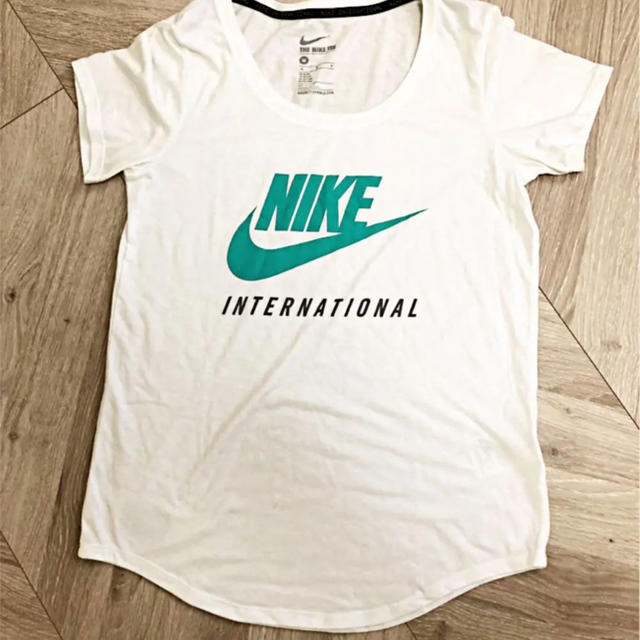 NIKE(ナイキ)のNIKE ナイキ Tシャツ スポーツ/アウトドアのランニング(ウェア)の商品写真