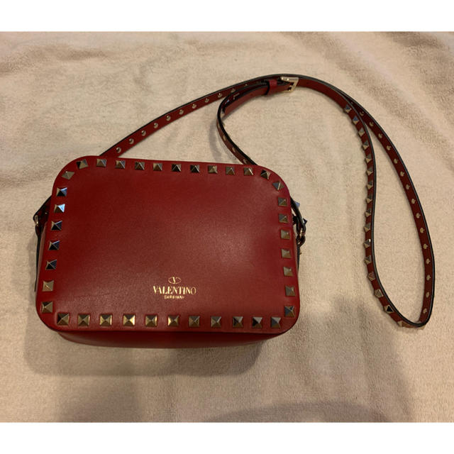 VALENTINO(ヴァレンティノ)の美品 VALENTINO スタッズショルダーバッグ 赤 レディースのバッグ(ショルダーバッグ)の商品写真