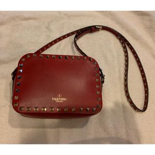 ヴァレンティノ(VALENTINO)の美品 VALENTINO スタッズショルダーバッグ 赤(ショルダーバッグ)