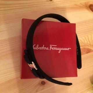 サルヴァトーレフェラガモ(Salvatore Ferragamo)のフェラガモ カチューシャブラックゴールド(カチューシャ)