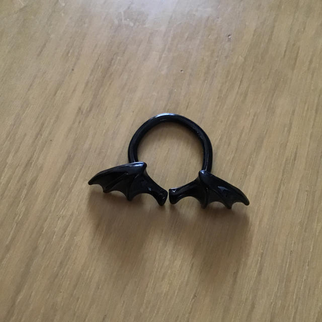 黒の羽のリング レディースのアクセサリー(リング(指輪))の商品写真